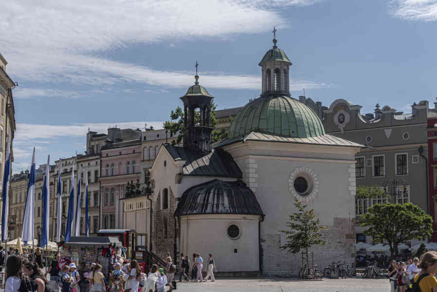 Polonia - Cracovia 013 - plaza Mayor del Mercado - iglesia de San Adalberto.jpg
